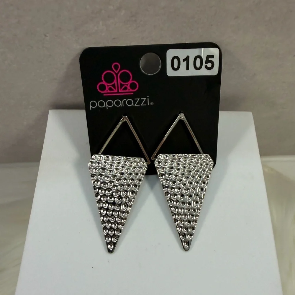 🩷5/$10🩷 Paparazzi Silver Hammered Triangle Drop Earrings